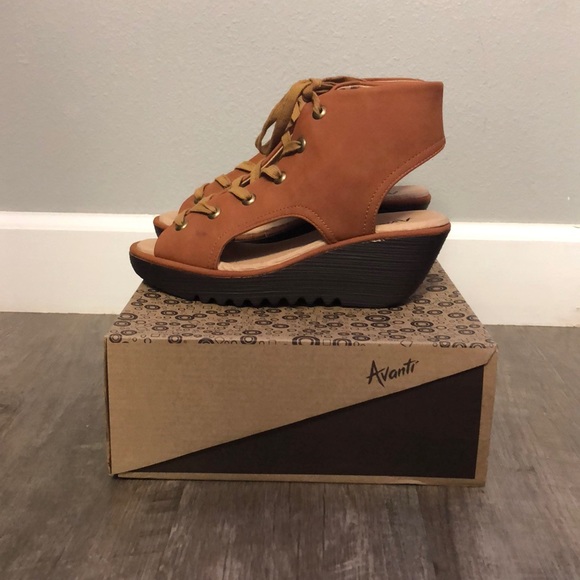 Avanti Torrie Tan Wedge Shoe - Picture 2 of 5